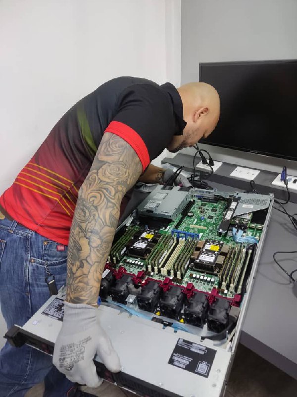 Técnico de NetJam trabajando